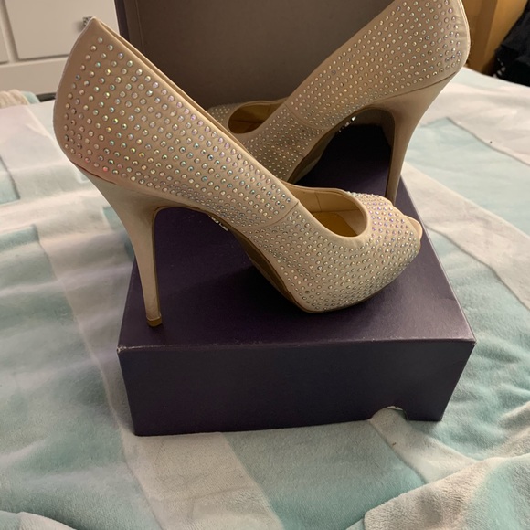 SOLD BNIB Jennifer Lopez Blingy Blush Platforms Sz 9.5 - Picture 1 of 13